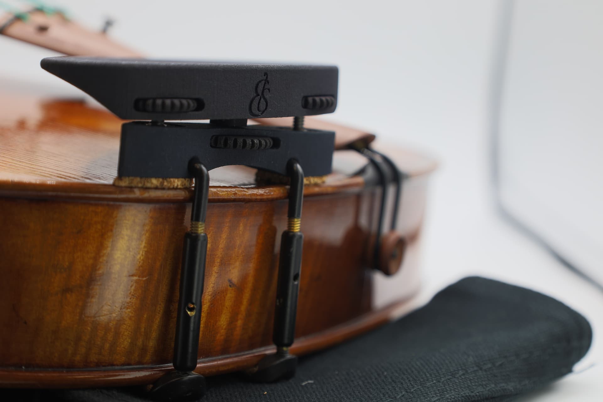 Chinrest mounted on a violin, side view